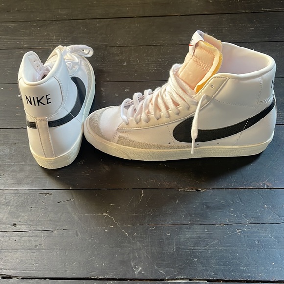 Never worn Men’s size 10 Nike blazer mids - Picture 3 of 4